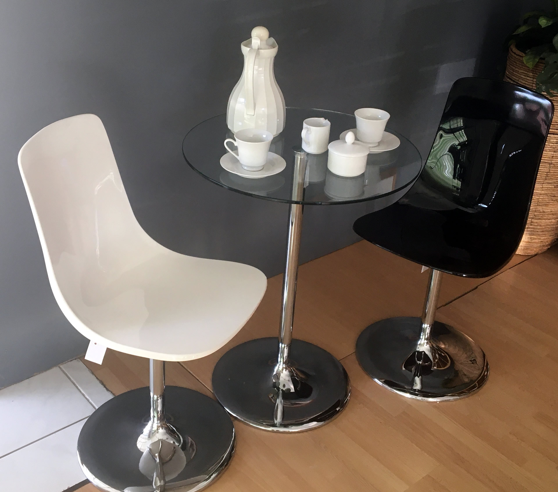 Glastisch-Set mit 2 Designer-Stühlen