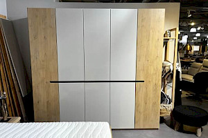 Anrei Tares Kleiderschrank